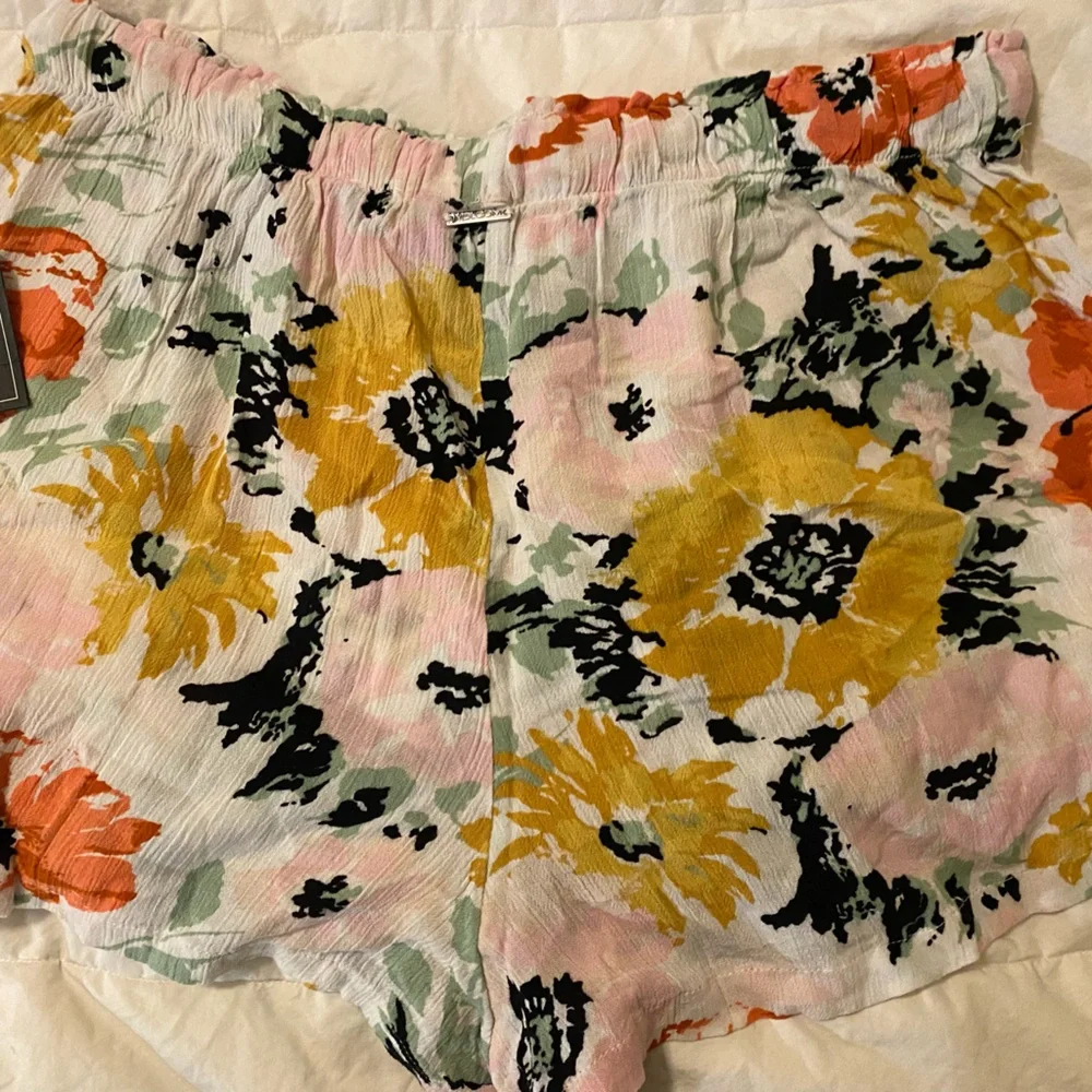 Volcom Shorts - Picture 3 of 4